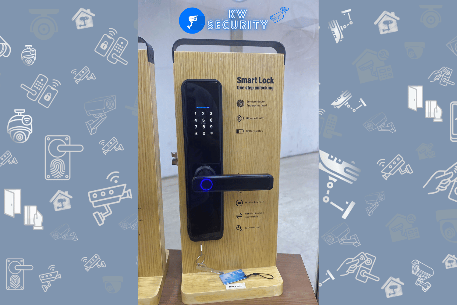 قفل باب ذكي أسود اللون مع لوحة مفاتيح رقمية ومستشعر بصمة إصبع مضيء باللون الأزرق.